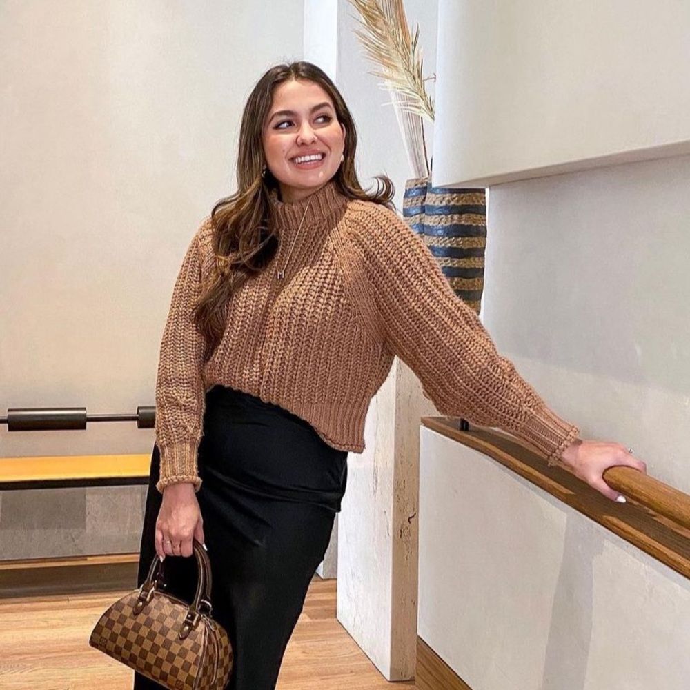 Turtle neck knit sweater